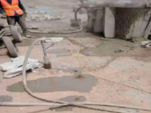 廉江水泥混凝土路面板底注浆技术 路面脱空注浆整治方案